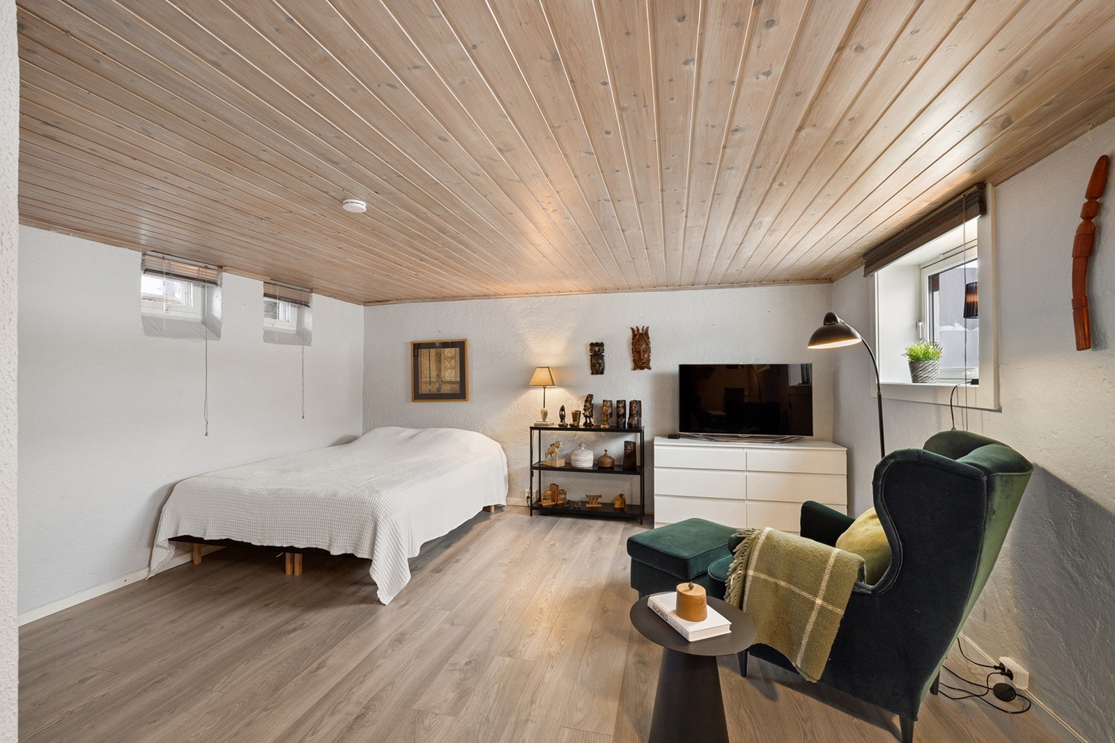 Boligen har i tillegg en trivelig kjellerstue med god plass for møblement, noe som gir ekstra spillerom for barnefamilier. Rommet er ikke godkjent til varig opphold. Galleribilde