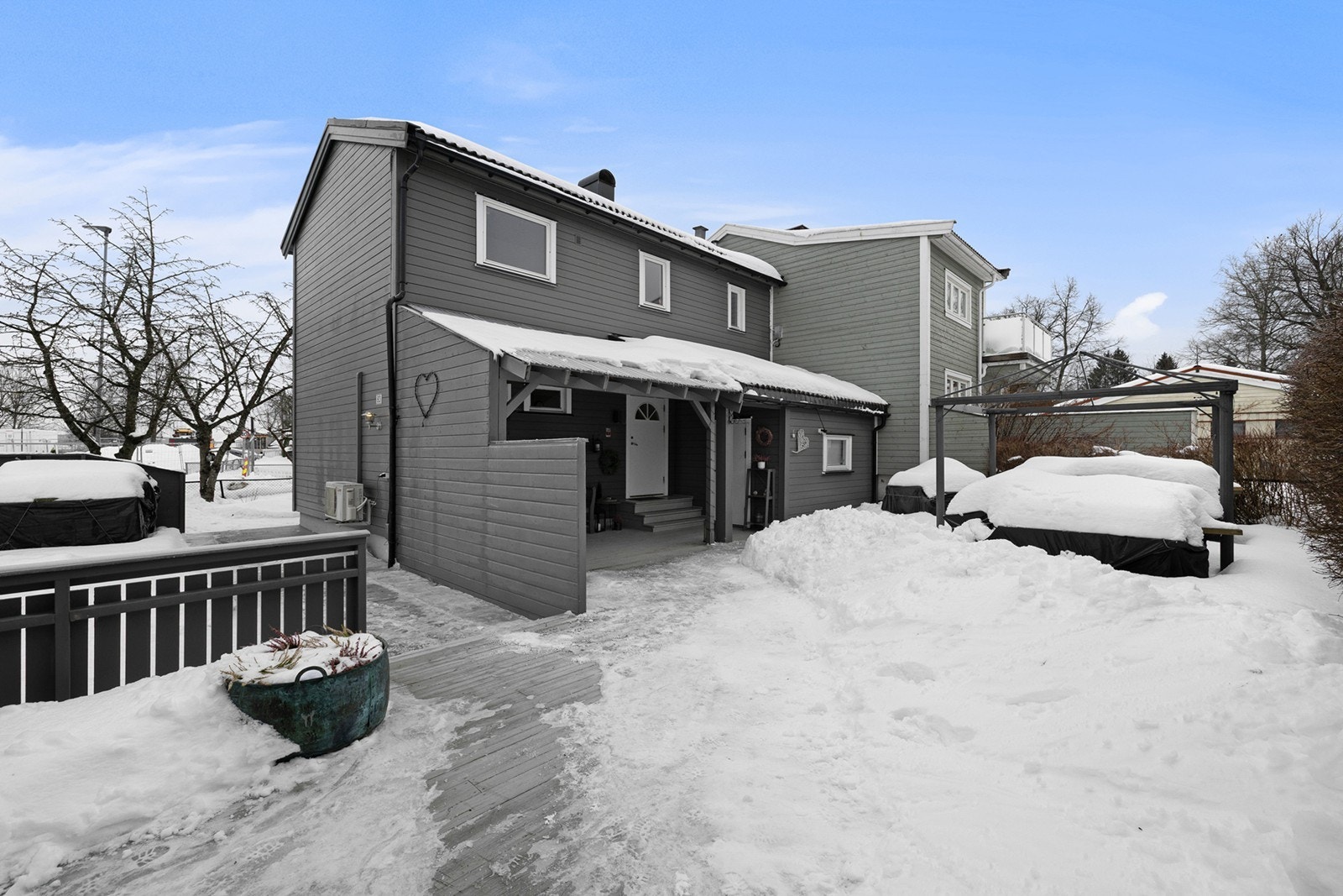 Stian Berglund v/ Notar Romerike har gleden av å presentere Gamle Strømsvei 83.
Foto: Foto by Helene. Galleribilde