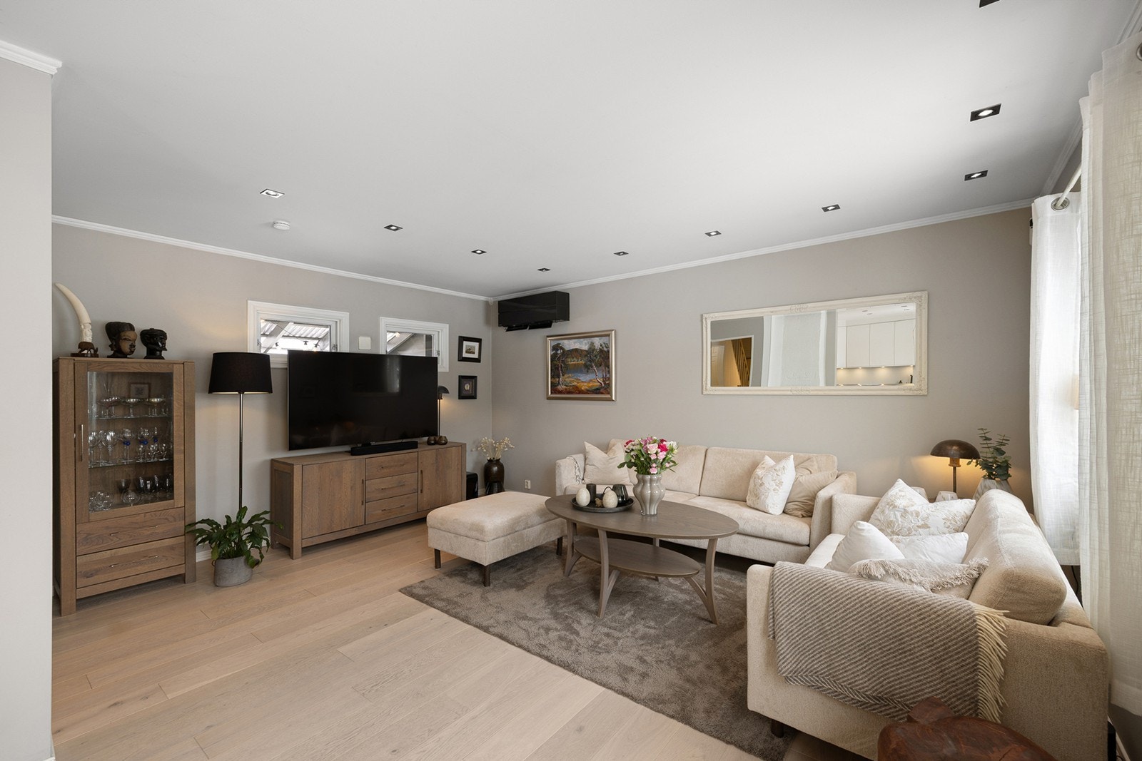 Det er god plass til både sofagruppe og TV-løsning, og de store vindusflatene bidrar til rikelig med naturlig lys. Galleribilde