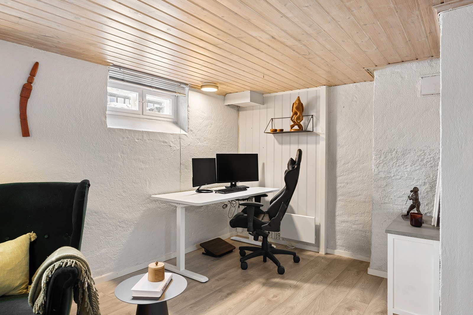 Det er varmekabler i gulv i hele kjelleren, noe som gir en behagelig temperatur og god komfort. Galleribilde