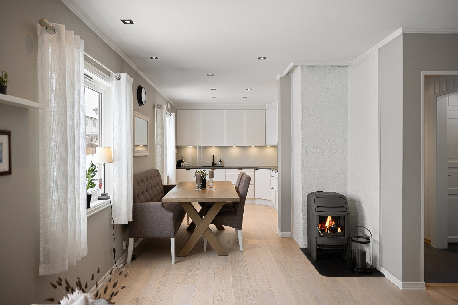 Det er god plass til spisebord mellom stue og kjøkken, med en naturlig og sosial tilknytning mellom rommene. Galleribilde