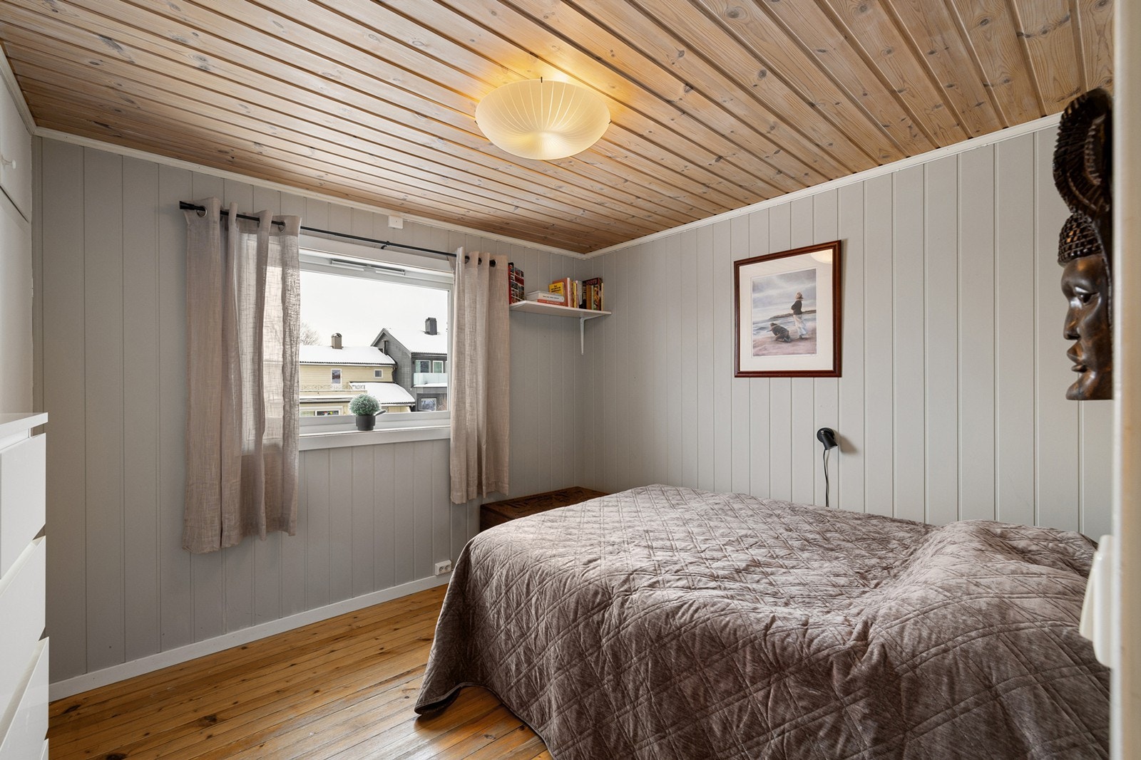 Soverom 2 - Et lunt og behagelig soverom med gode lysforhold fra vindu. Rommet har plass til dobbeltseng og tilhørende møblement. Galleribilde