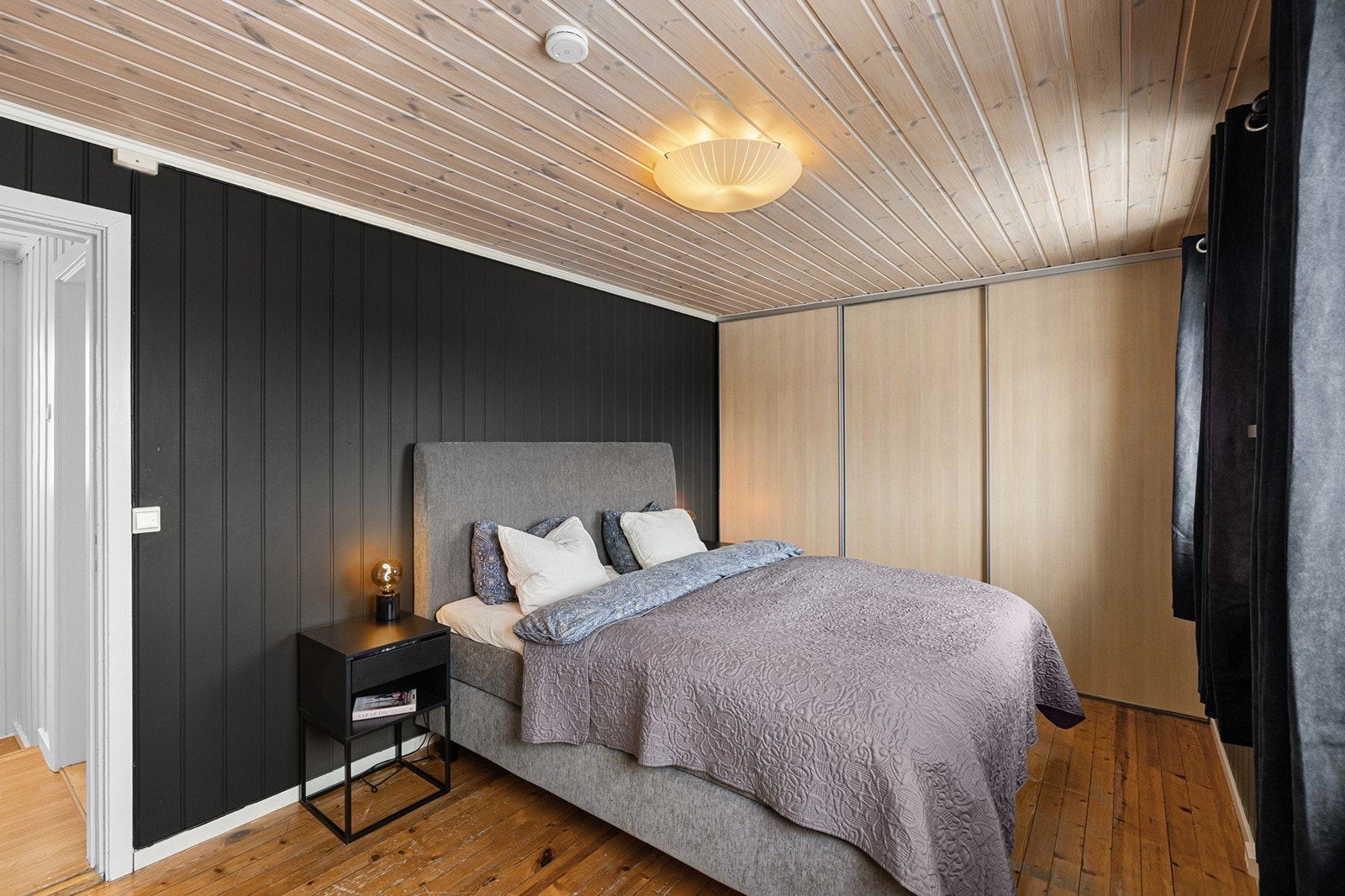 Rommet har praktisk skyvedørsgarderobe med gode oppbevaringsmuligheter og vinduer som slipper inn rikelig med naturlig lys. Galleribilde