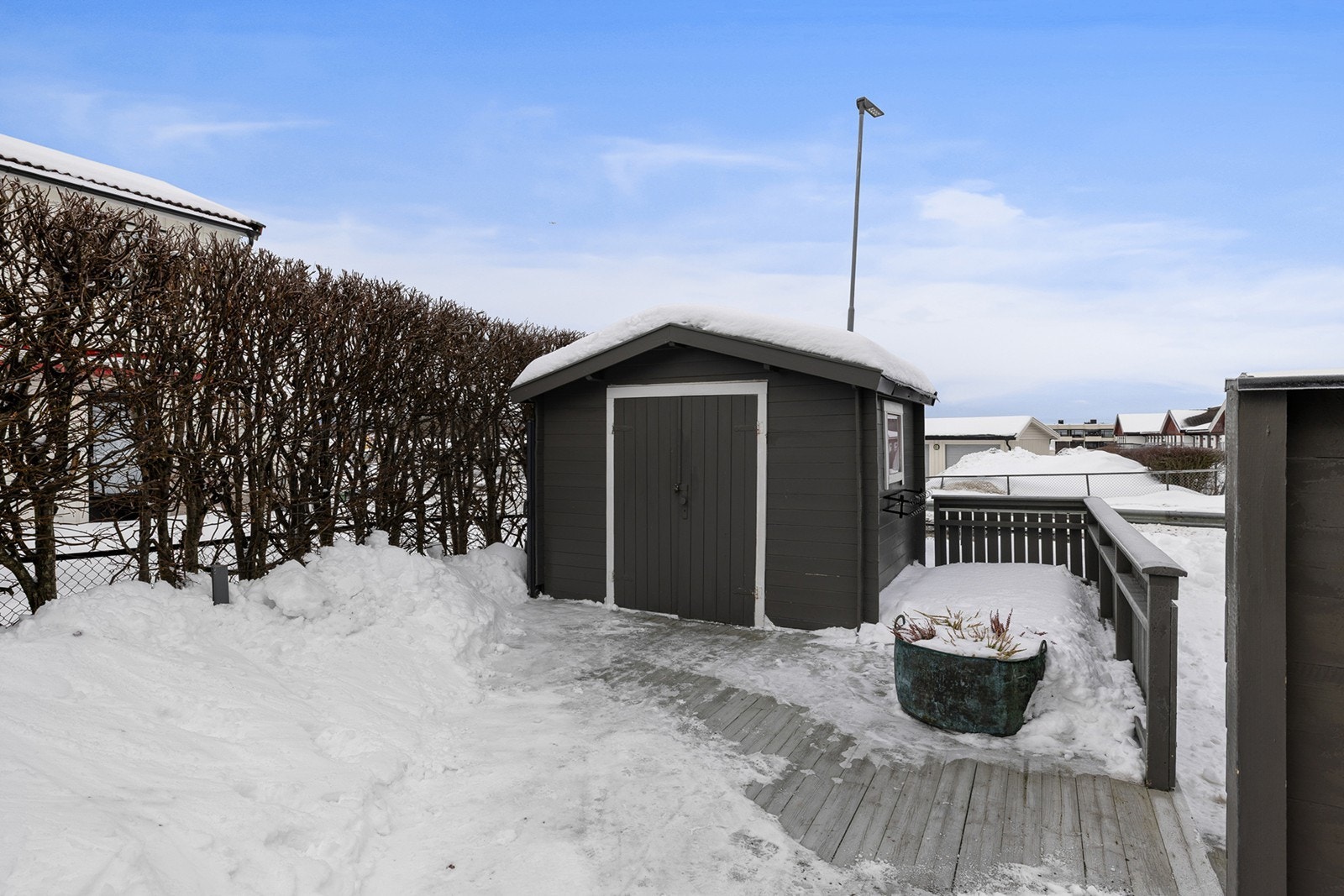 Utvendig bod på ca. 9 kvm med god lagringsplass for hagemøbler, sykler, verktøy og annet utstyr. Galleribilde