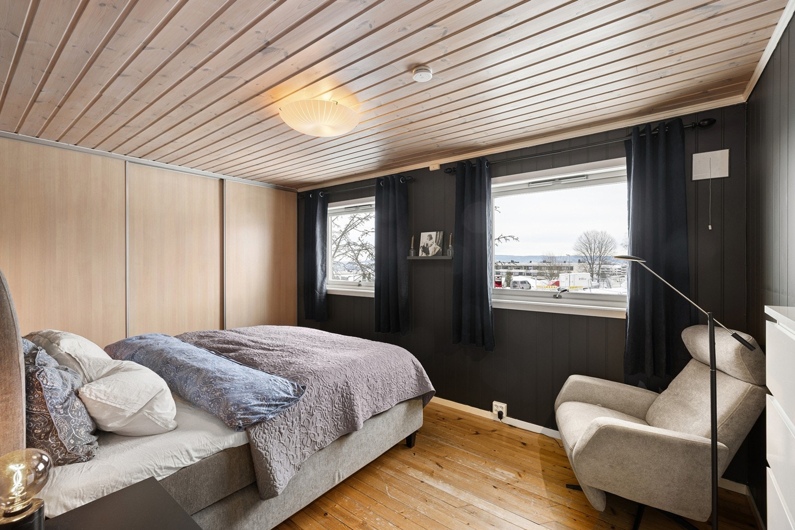 Soverom 1 - Romslig og lunt hovedsoverom med god plass til dobbeltseng og tilhørende møbler. Galleribilde