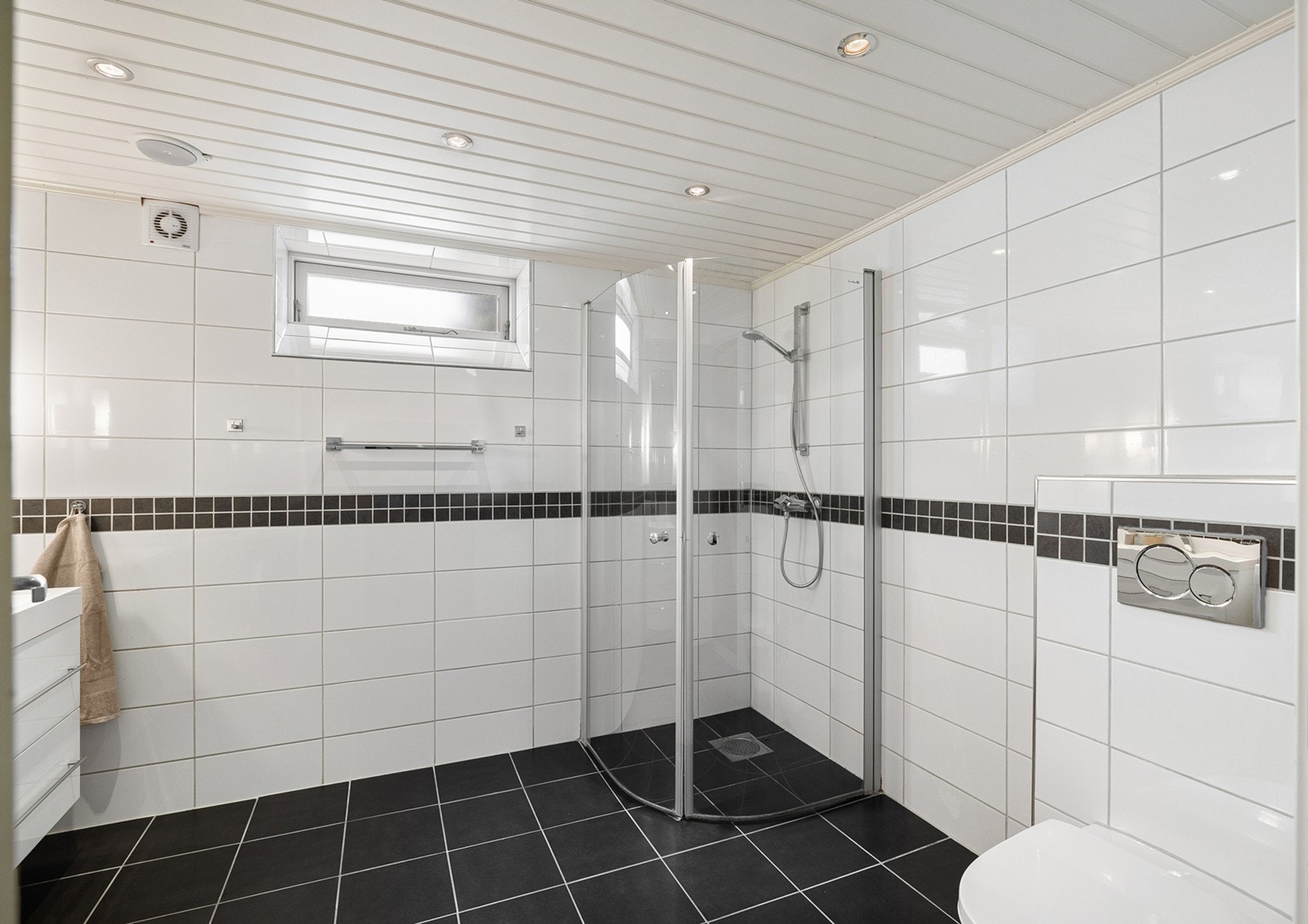 Romslig og flislagt bad med gulvvarme og vindu som gir naturlig lys og ventilasjon. Galleribilde