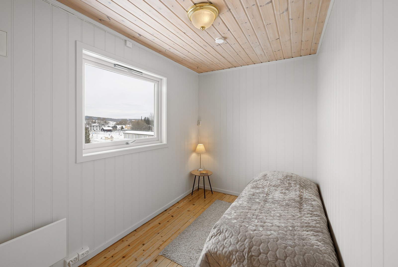 Soverom 3 - Et lyst og trivelig rom med vindu som gir godt med naturlig lys. Rommet egner seg godt som barnerom, gjesterom eller kontor etter behov. Galleribilde