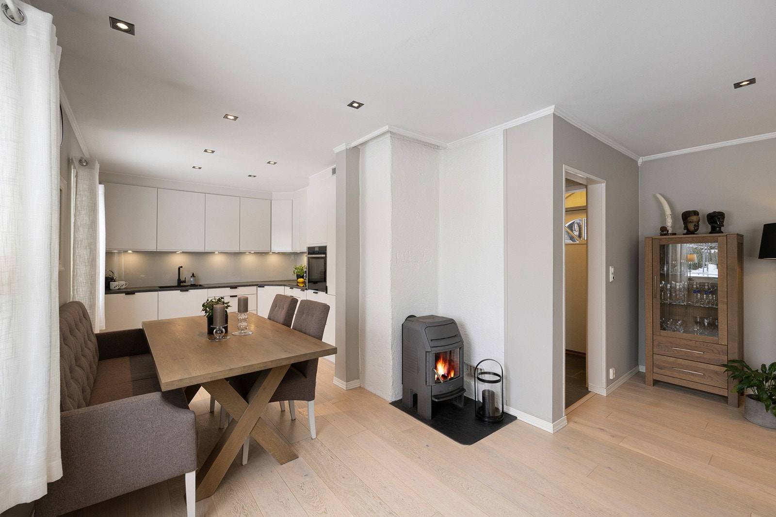 Det er montert glassplate mellom over- og underskap, som gir et stilrent uttrykk og er praktisk i bruk. Galleribilde