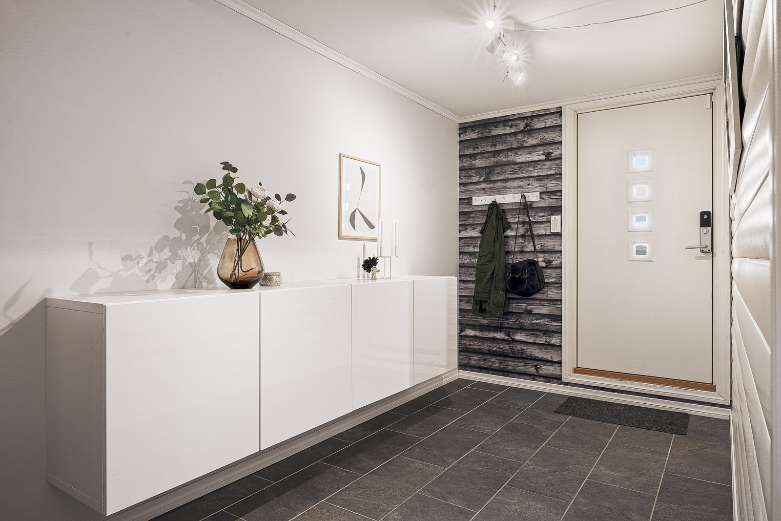 Entreen måles til 13,9 m² og har god plass til å henge fra seg yttertøy og sette fra seg sko. Galleribilde