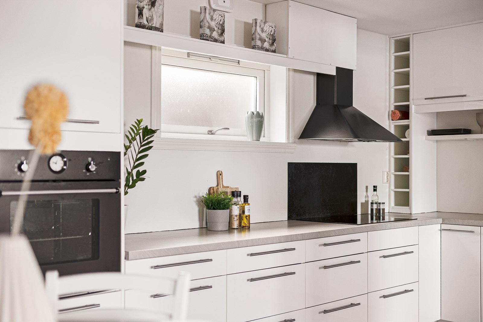 Kjøkkenet er av moderne standard med slette fronter og laminert benkeplate som er lett kan rengjøres. Galleribilde