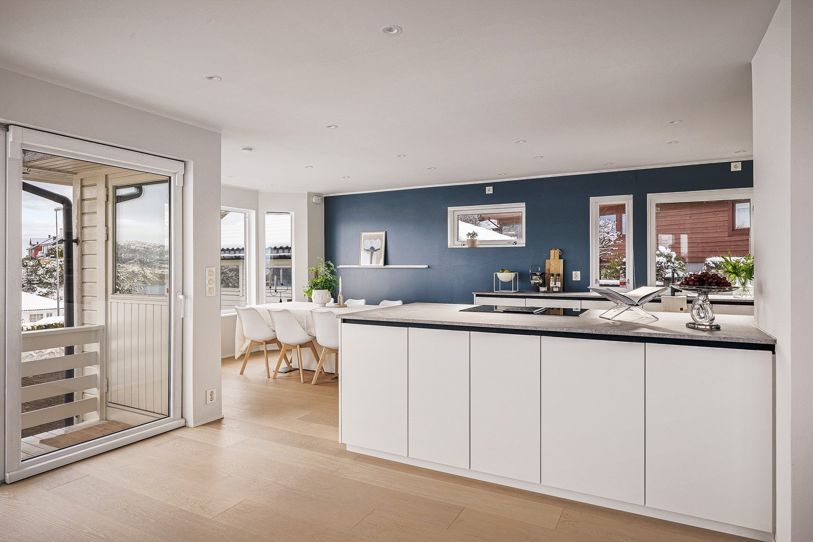 En nydelig åpen stue/kjøkkenløsning Galleribilde