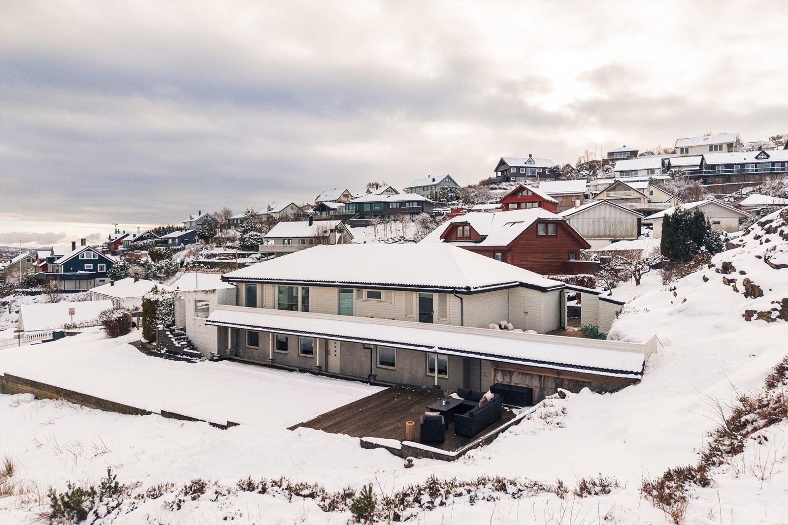 Eiendommen byr på flere terrassearealer og i tillegg en stor flat hage. Galleribilde