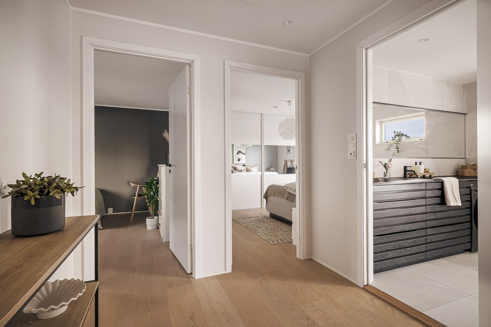 Videre kommer du til badet i 1.etasje og etasjens to flotte soverom Galleribilde