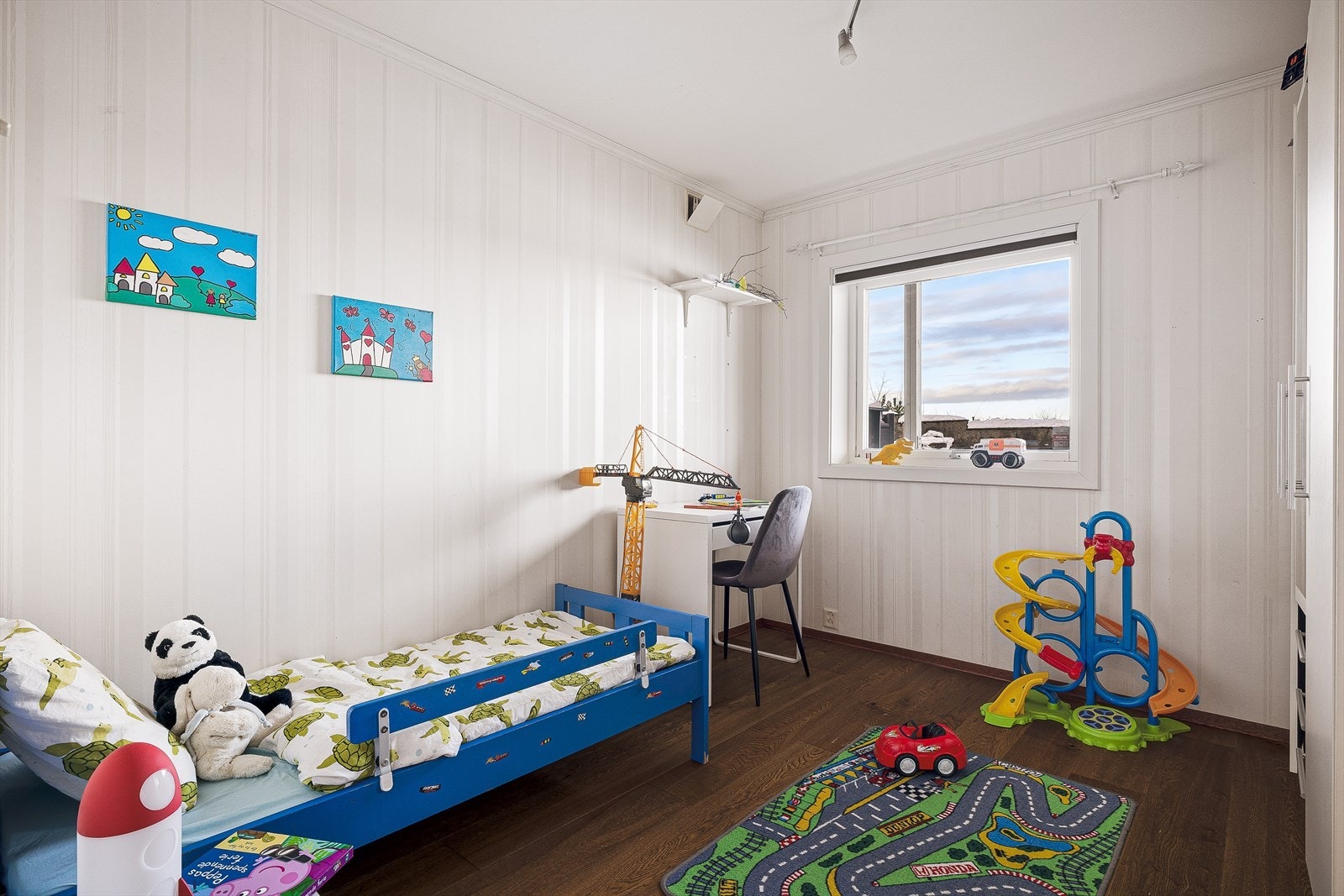 Soverom 2 i underetasjen måles til 7,9m² og passer utmerket som et barnesoverom. Galleribilde