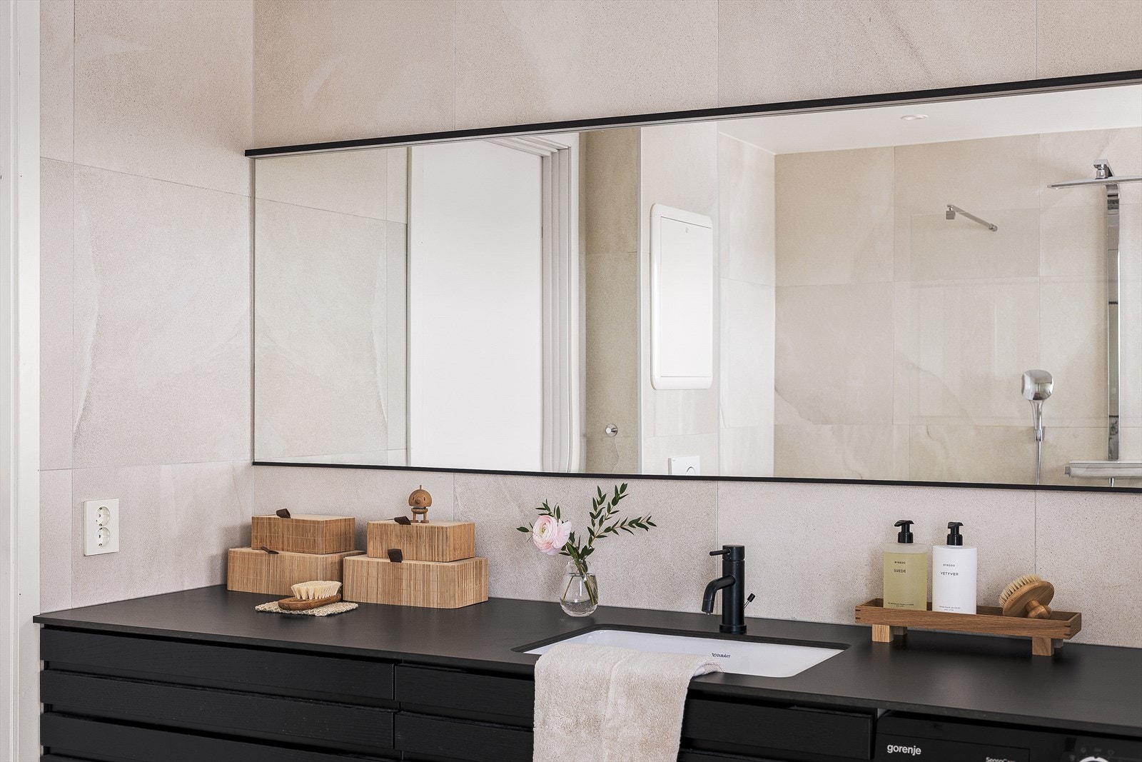 Badet er rålekkert med flotte kvaliteter som bidrar til en følelse av lukseriøsitet og komfort i eget hjem Galleribilde