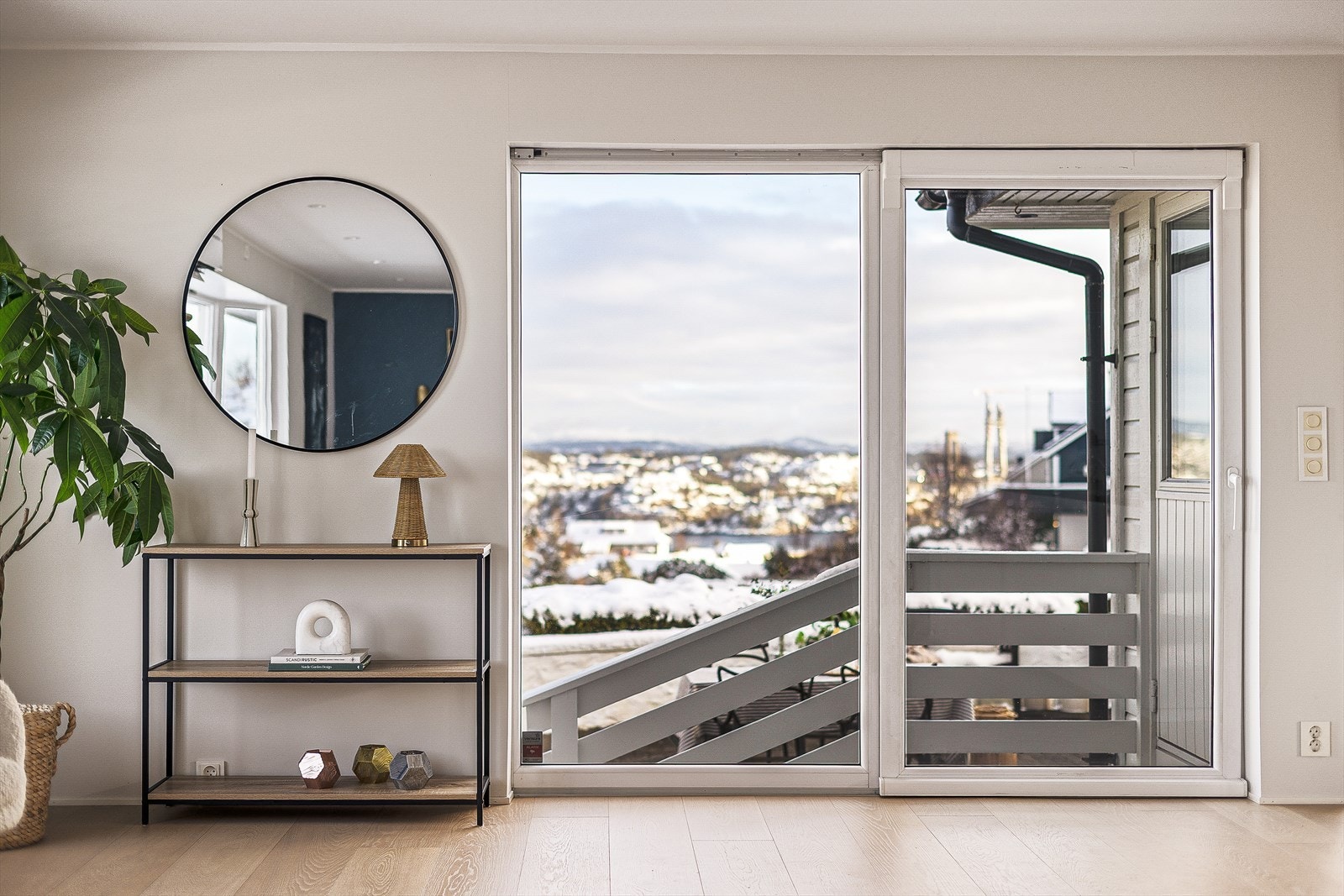 Et fantastisk særpreg med utsikt mot nydelige omgivelser rundt hele eiendommen. Galleribilde