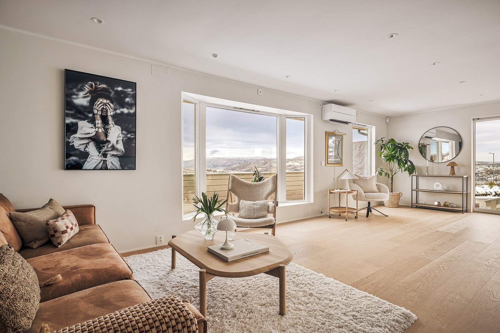 Stuen er en åpen stue/kjøkkenløsning og måler hele 69m² Galleribilde