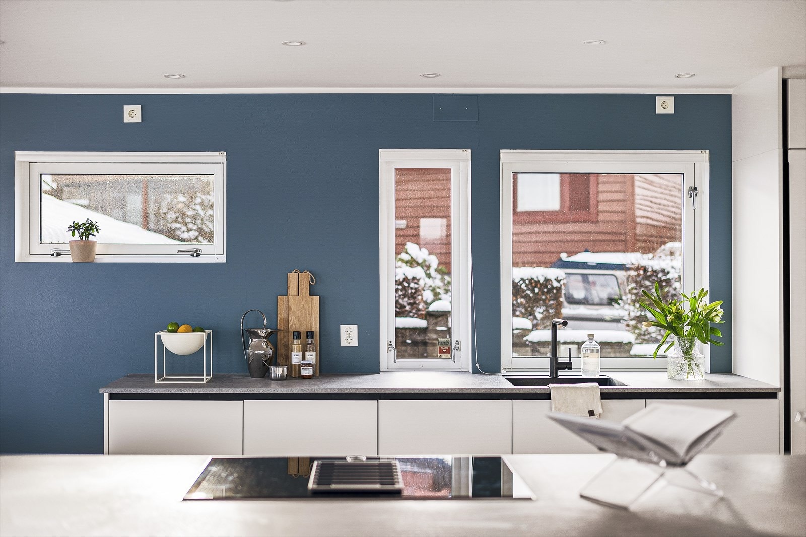 Kjøkkenet byr på rikelig med benkeplass, skap og skuffeplass. Galleribilde