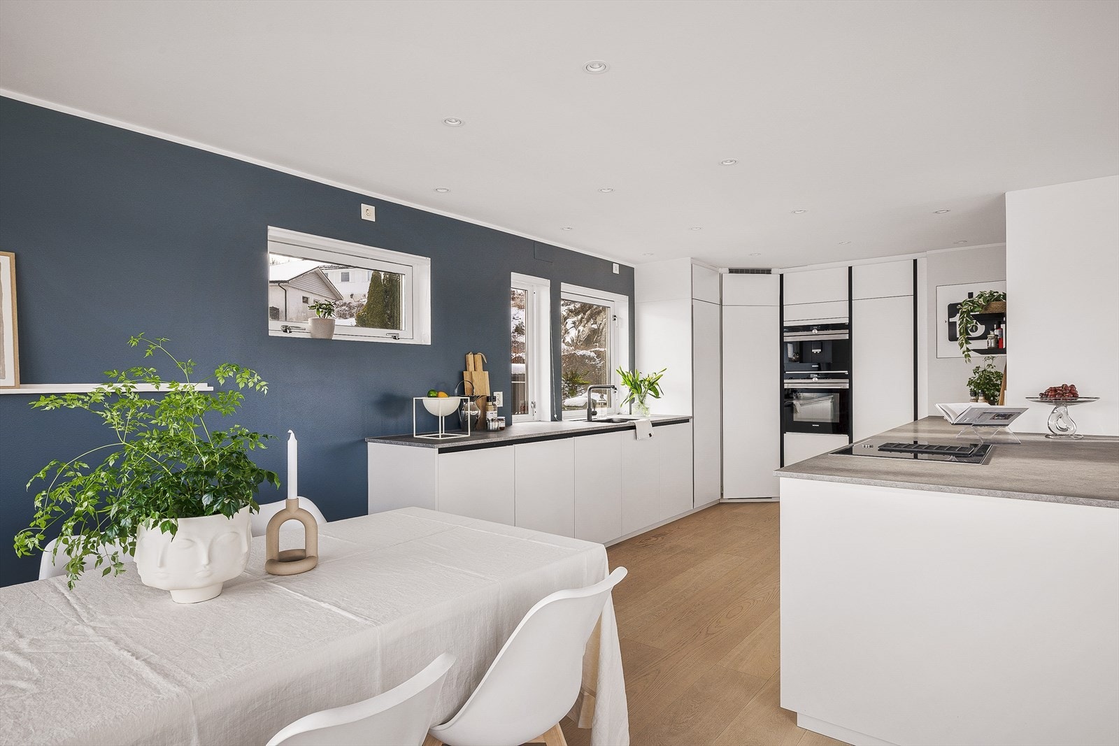 Kjøkkeneinnredning fra kvalitetsleverandør kvikk med slette fronter. Galleribilde