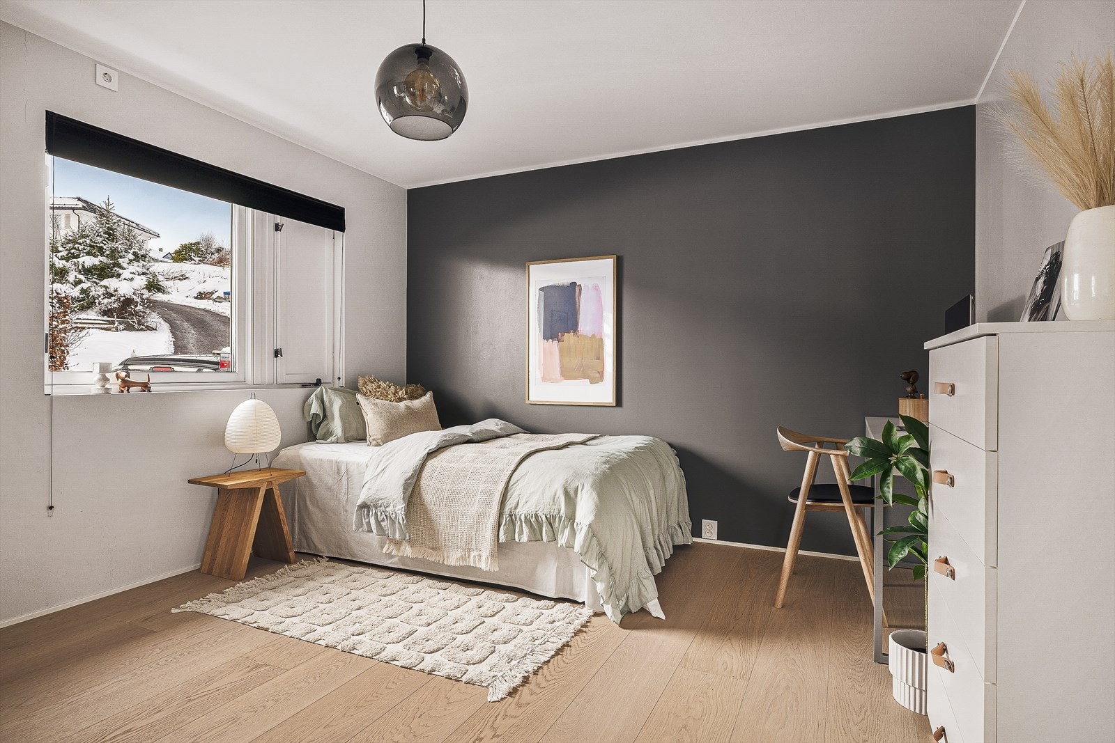 Soverom nr 2 i hoveddelen måles til 13,8m² og har plass til seng av ønsket størrelse og annet trivelig soveromsmøblement. Galleribilde