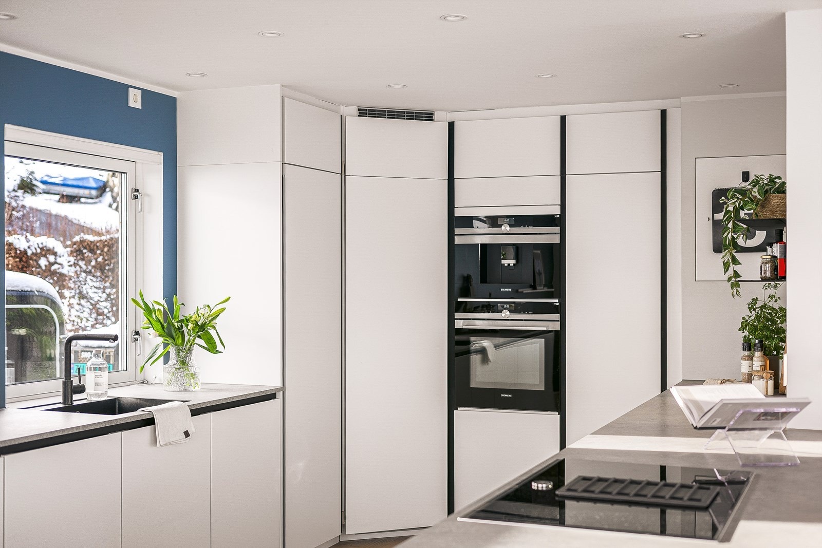 Induksjonsplatetopp med integrert ventilasjon med kullfilter fra NEFF Galleribilde