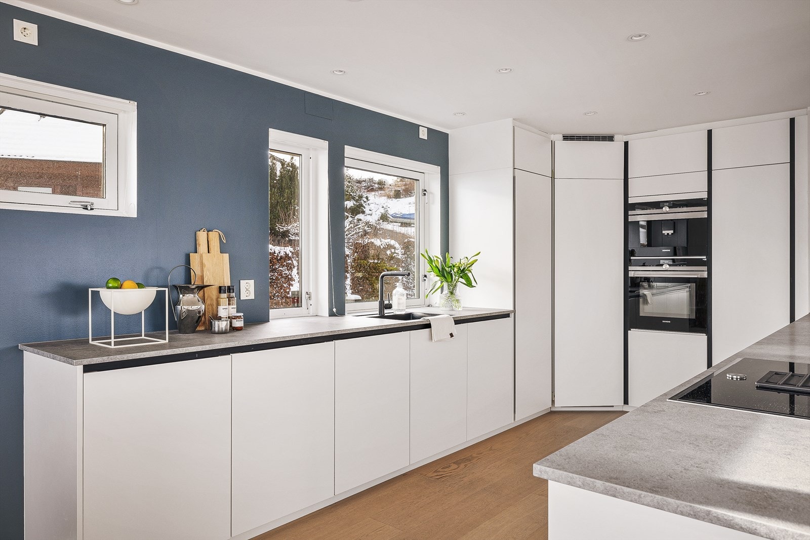 Videre er kjøkkenet utstyrt med laminert benkeplate som er svært lett å holde rent Galleribilde