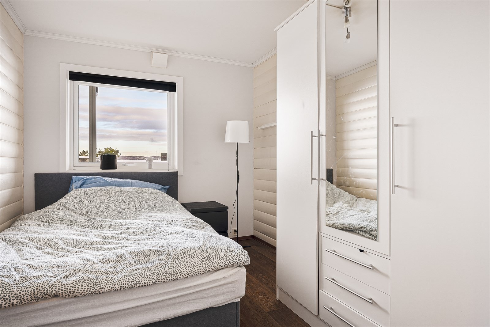 Soverom 1 i underetasjen måles til 8,9 m² og har plass til seng, klesskap og annet trivelig soveromsmøblement. Galleribilde