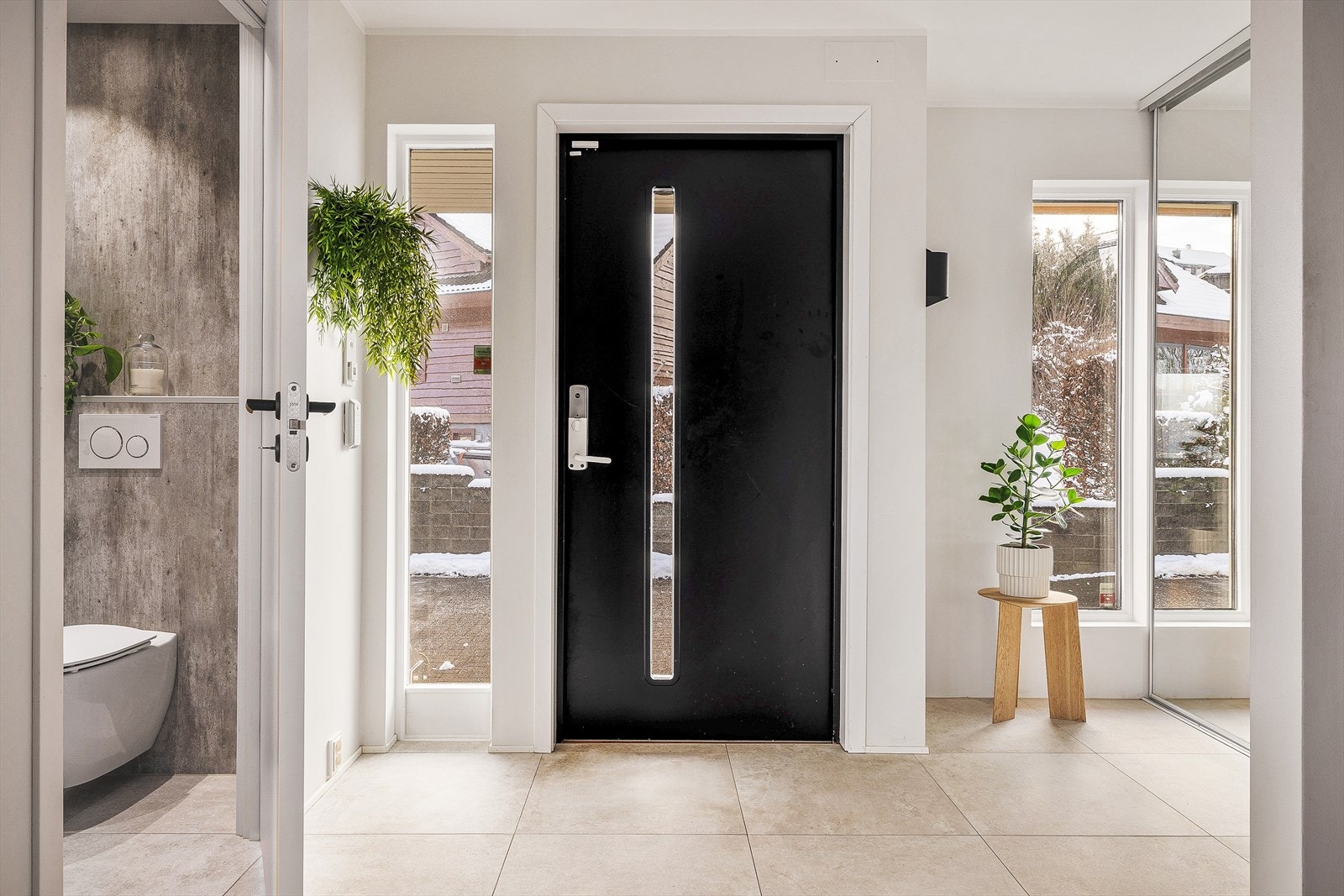 Entreen har keramiske fliser på gulv og malt platekledning på vegger og i himling som sørger for en lys og lun velkomst hjem og for besøkende. Galleribilde