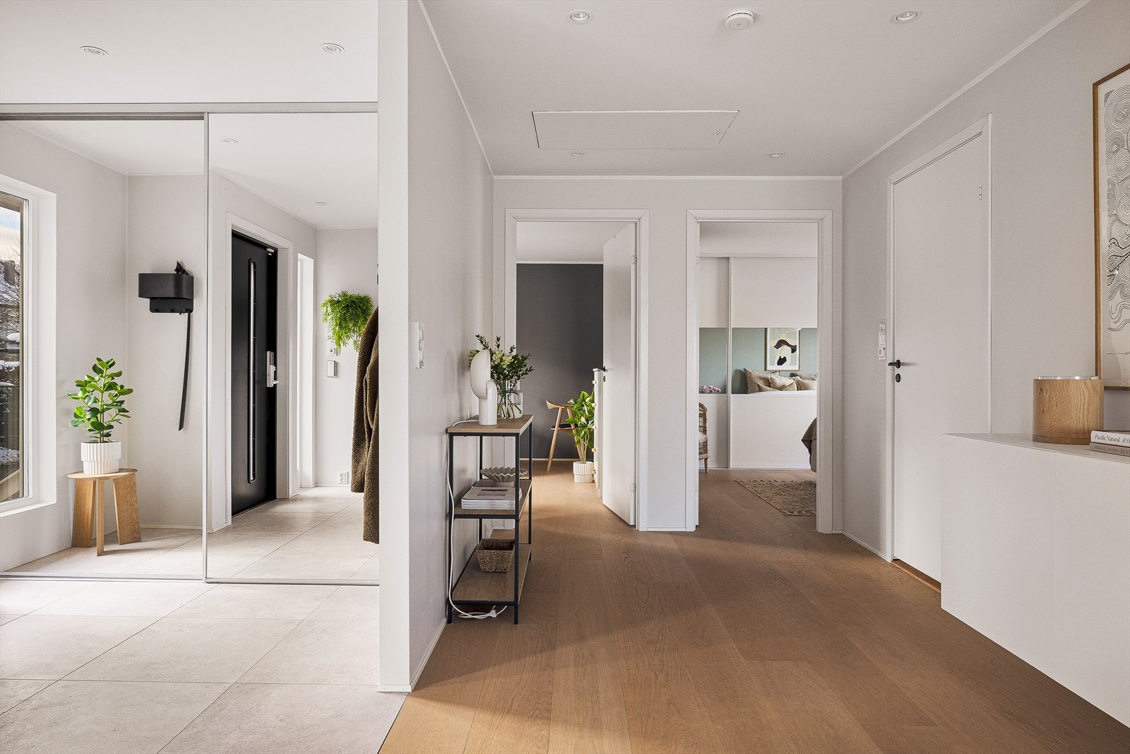 Entreen måles til 7,1 m² og inneholder skyvedørsgarderobe med god plass til å henge fra seg yttertøy Galleribilde