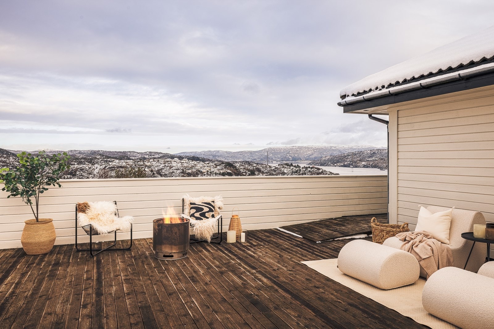 En flott terrasse som ligger godt skjermet for innsyn fra naboer. Galleribilde