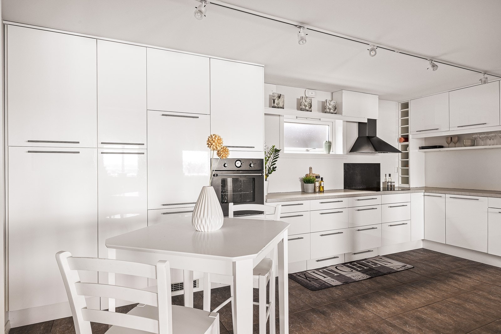 Kjøkkenet er godt utstyrt med integrerte hvitevarer, derav stekeovn, platetopp, oppvaskmaskin og kjøleskap/frys. Galleribilde