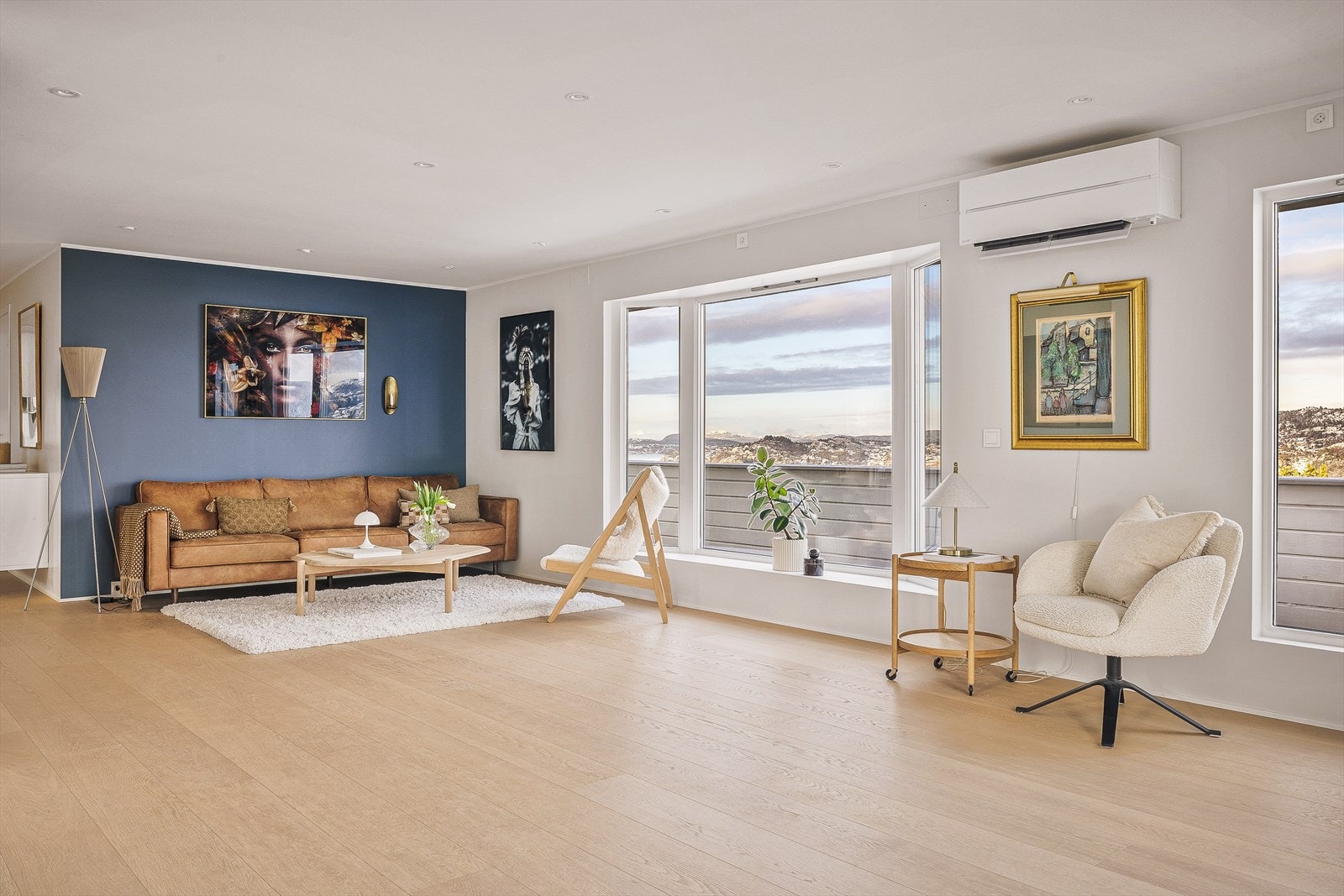 I stuen er det også spotlights i himling som sørger for et moderne og stilrent uttrykk. Galleribilde