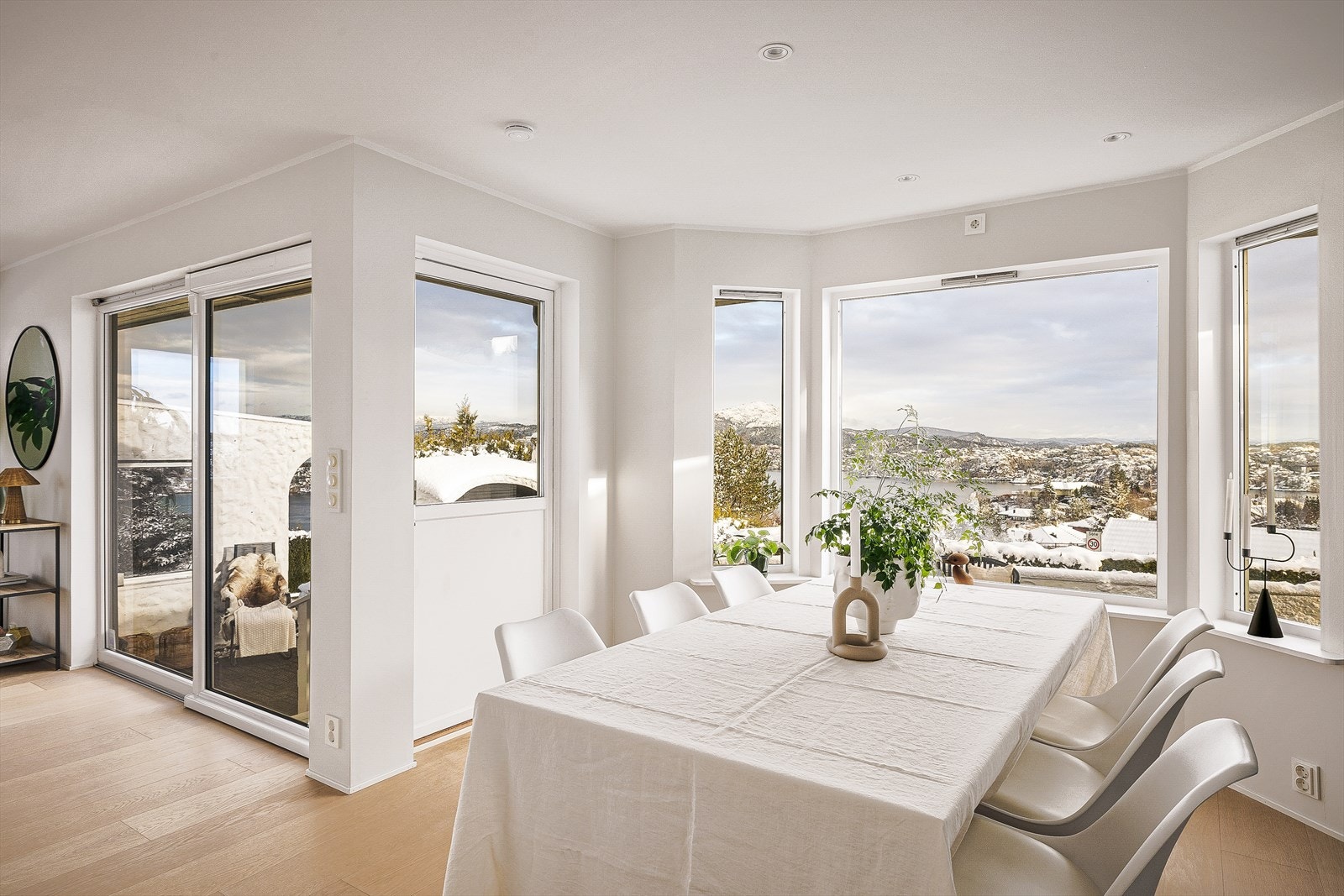 Fra stuen/kjøkkenet er det utgang via terrassedør til en flott uteplass. Galleribilde