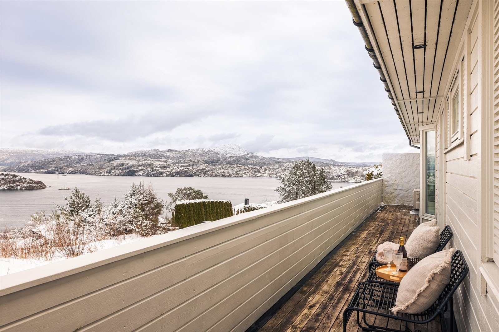 Via terrassedør fra soverom 1 i 1.etasje har man direkte tilkomst til terrasse. Galleribilde