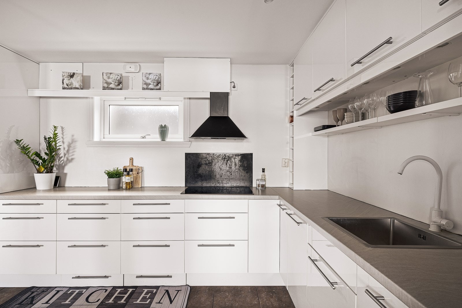 Her er det godt med benkeplass, skap og skuffeplass som tilrettelegger for lagring av diverse kjøkkenutstyr. Galleribilde