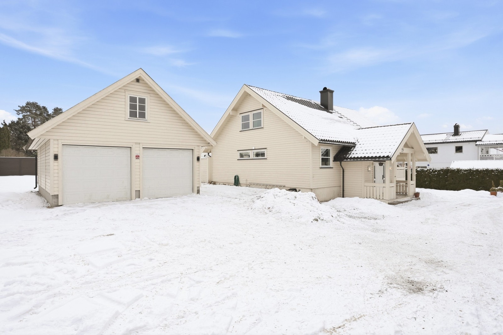 Dobbel garasje, og plass til flere biler i gårdsplass Galleribilde