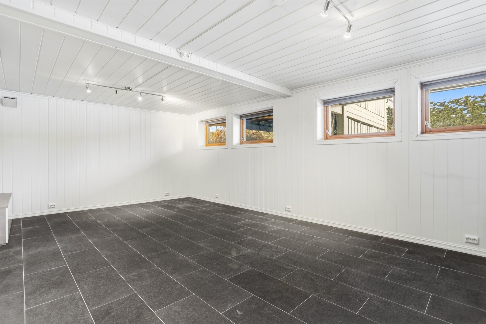 Stor og lys kjellerstue - Alle ungdommers favorittrom - Varmekabler i gulv - Rommet står i kommunens tegninger som bod. Galleribilde