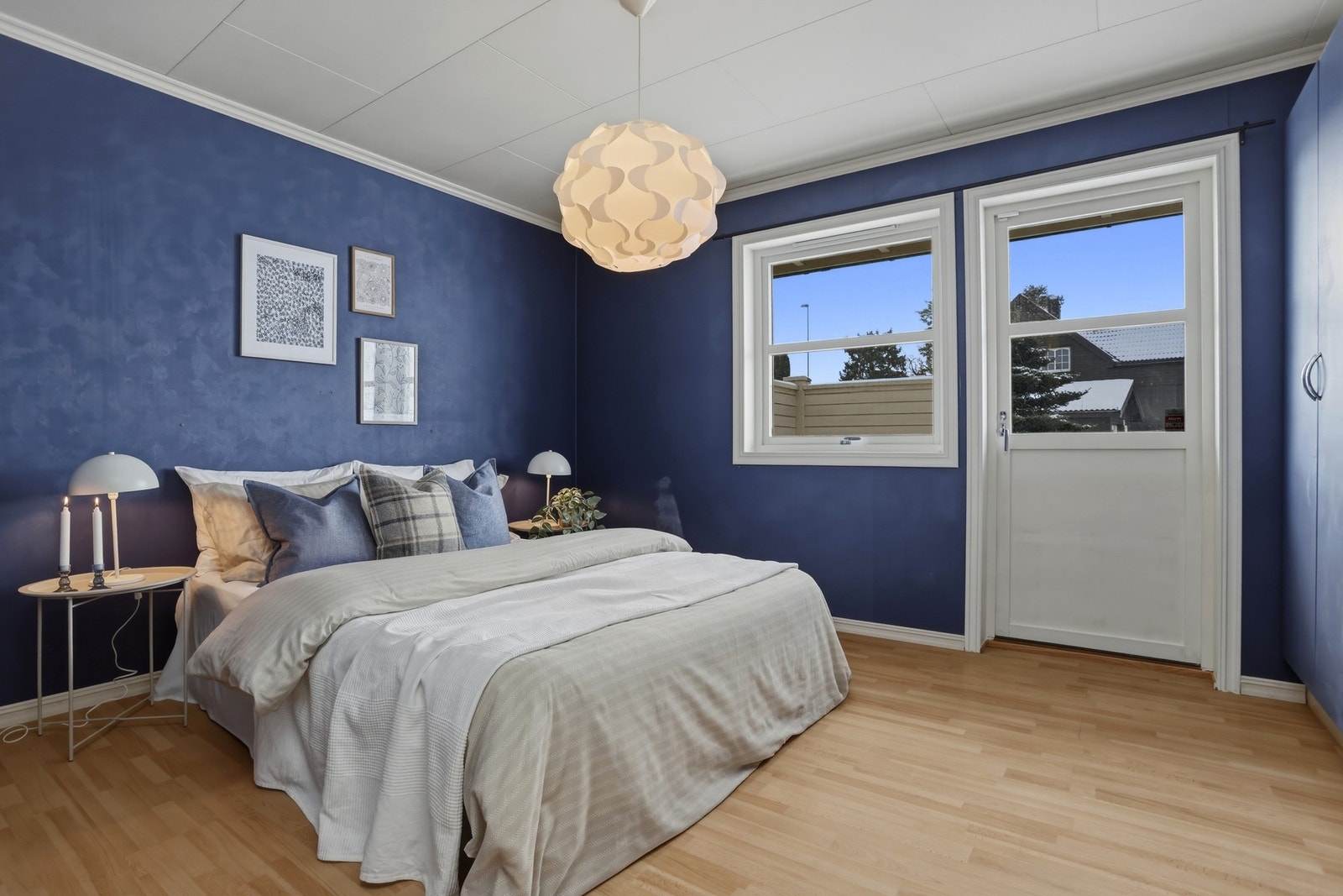 Soverom i hovedetasje med utgang til terrasse og hage Galleribilde