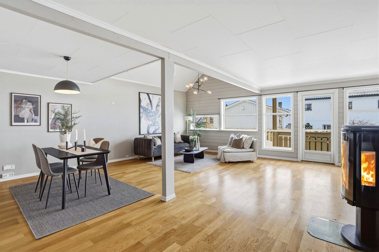 God plass til både spisestue og sofagruppe Galleribilde