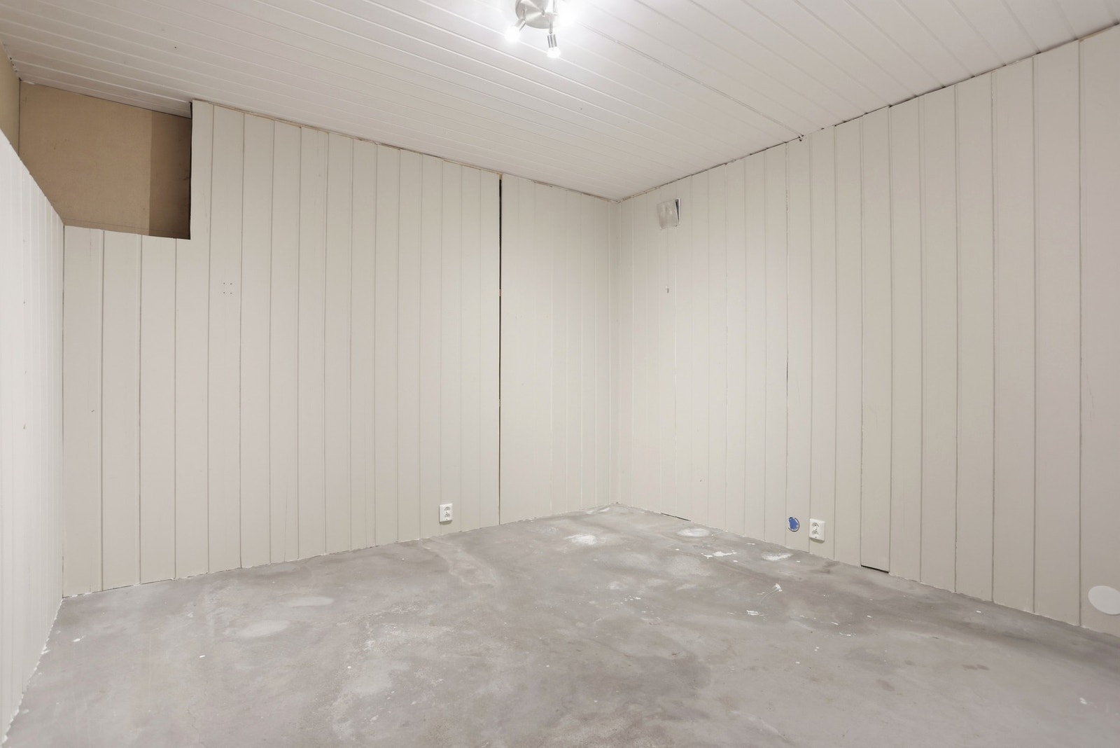 Godt med bodplass med 3 store lagringsrom Galleribilde