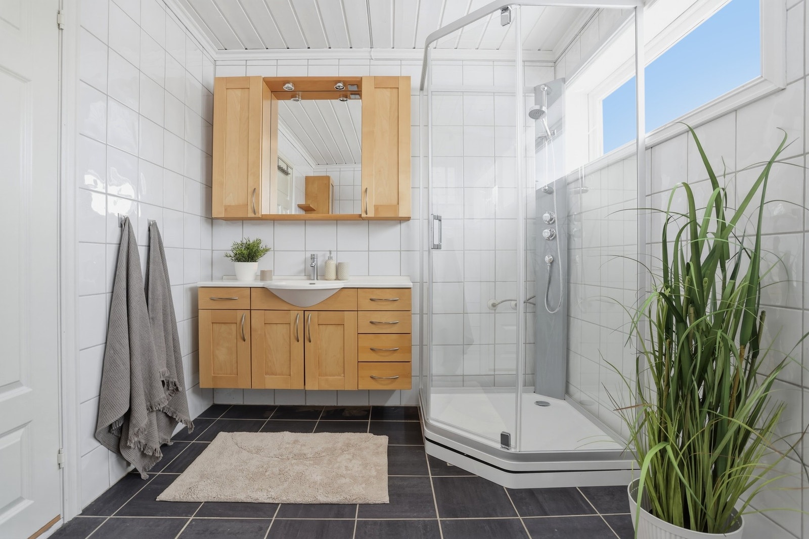 Meget pent, flislagt bad med nytt dusjkabinett. Galleribilde