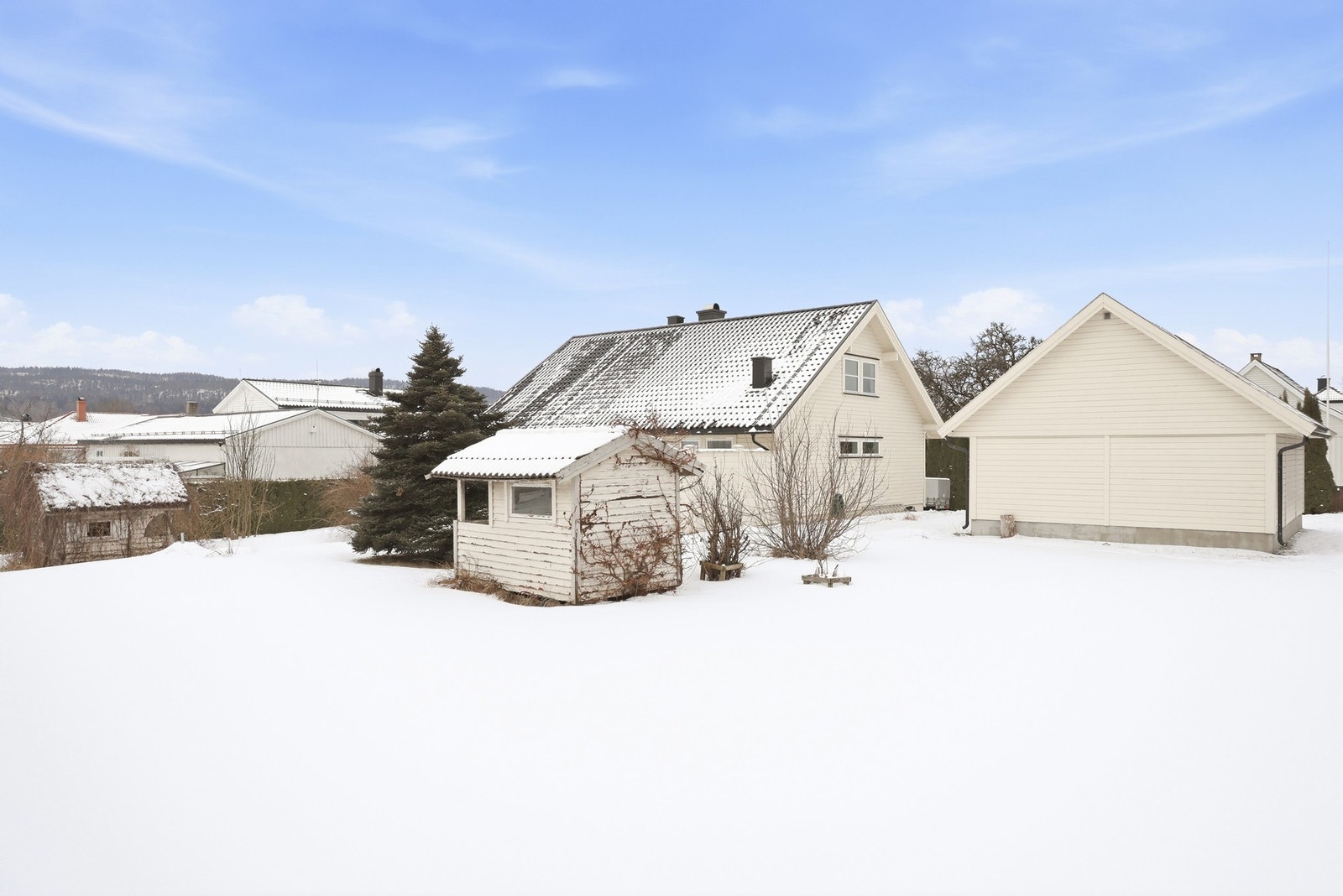 Stor tomt på 1341 kvm med meget romslig hage. Det er lekestue i hagen. Galleribilde