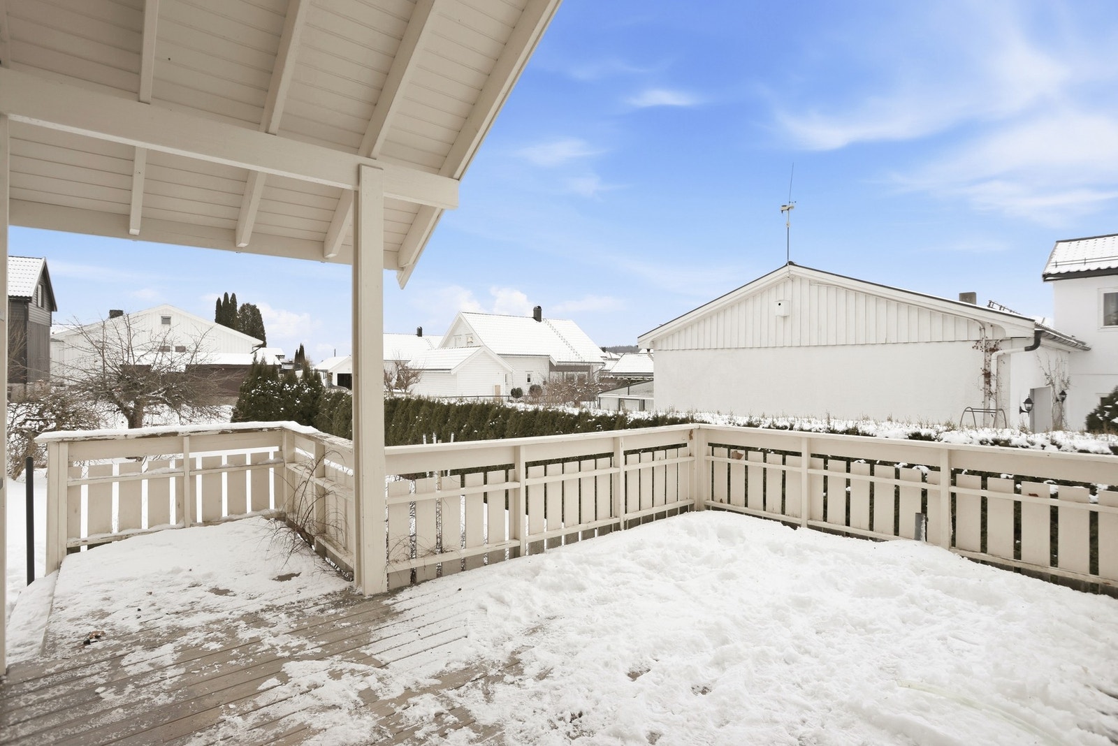 Store verandaer rundt boligen. Fin utsikt og meget gode solforhold. Galleribilde