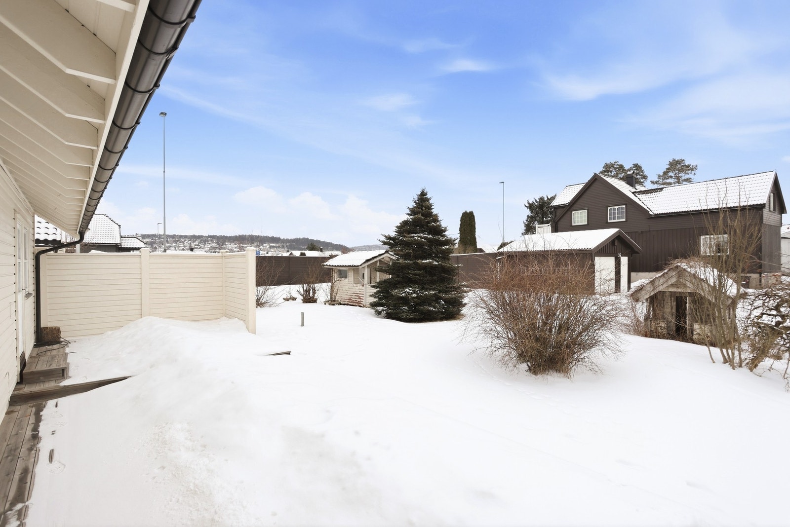 Markterrasse ut mot hage. Galleribilde