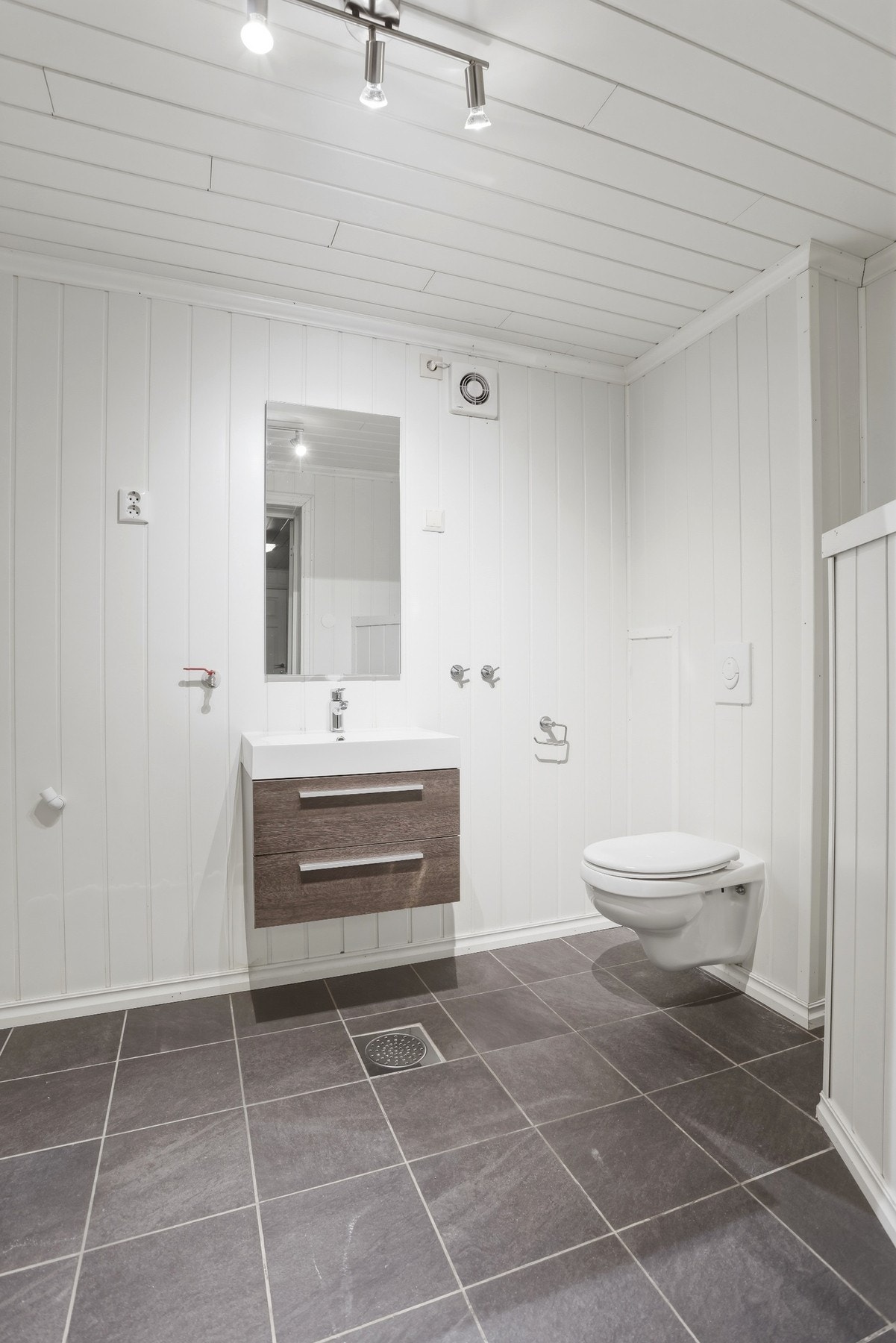 Toalettrom/Vaskerom - Rommet står i kommunens tegninger som bod. Galleribilde