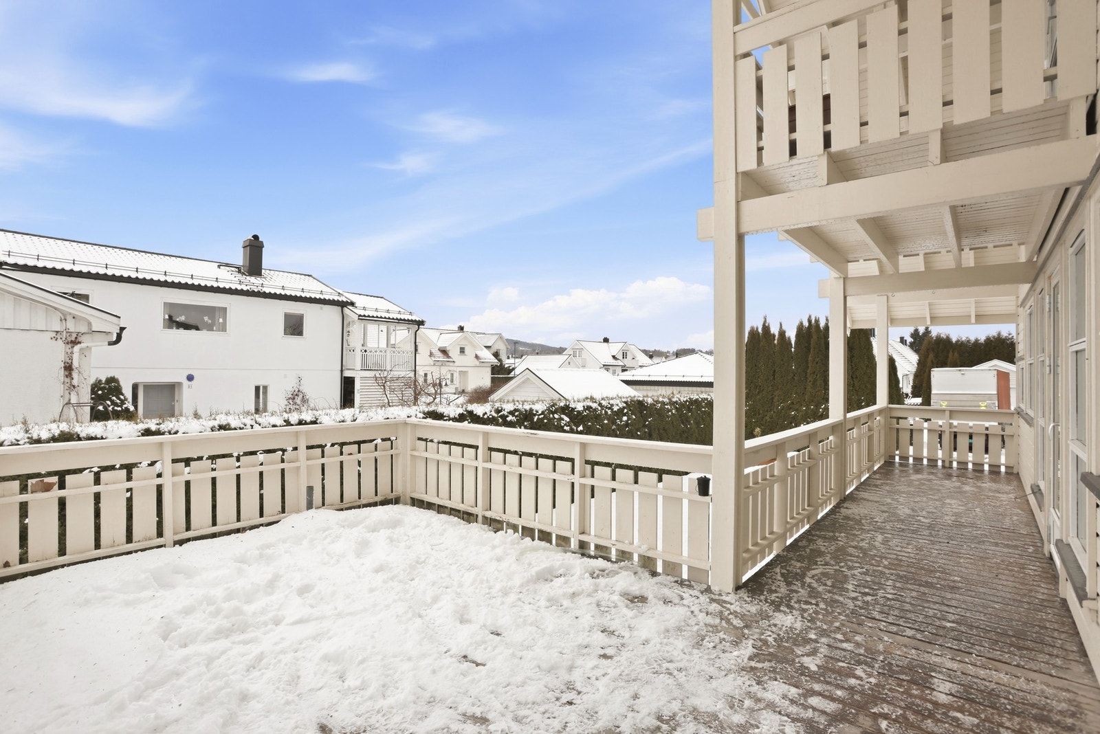 Stor veranda med meget gode solforhold. Galleribilde