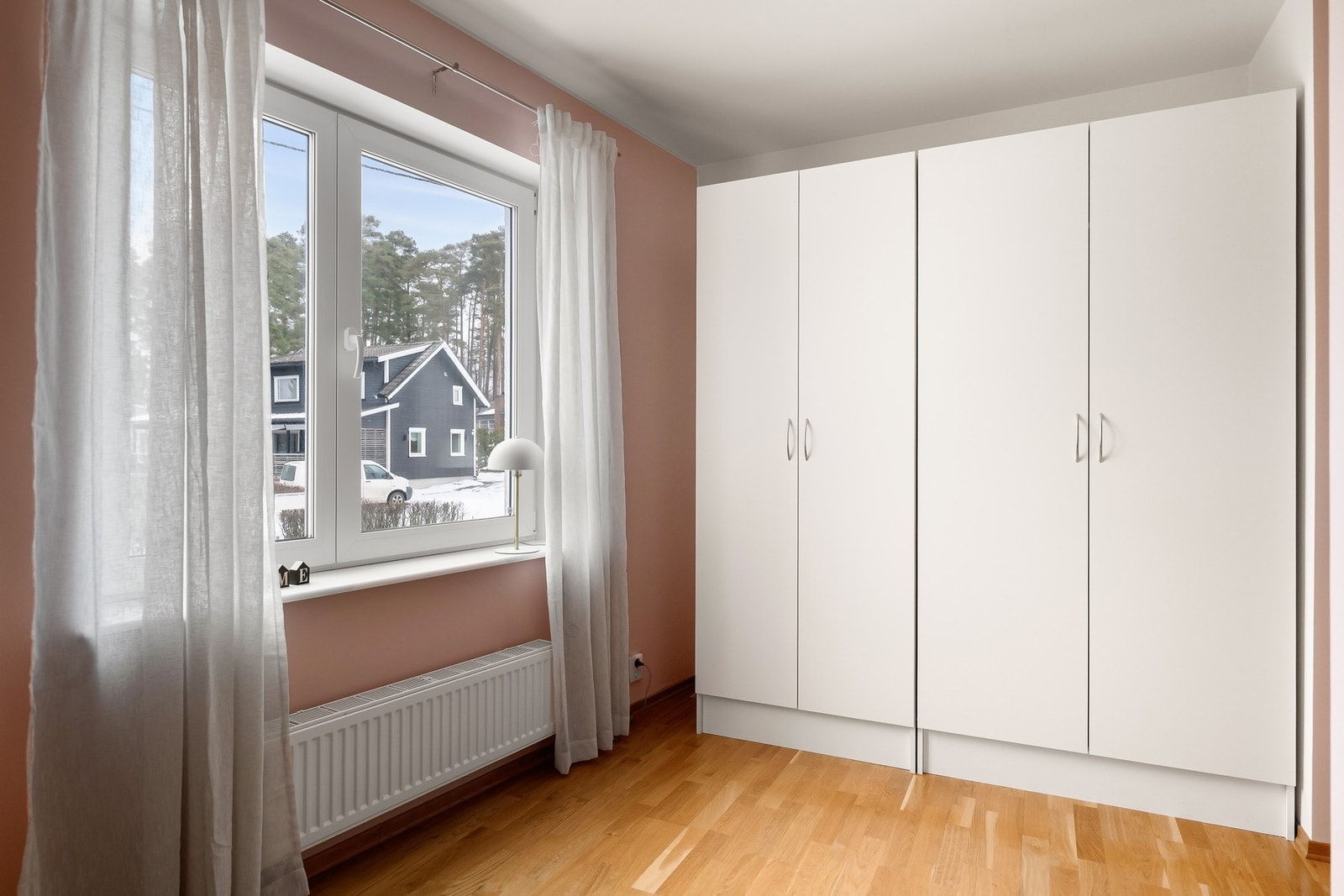 Alle soverommene er utstyrt med vannbåren varme med radiatorer Galleribilde