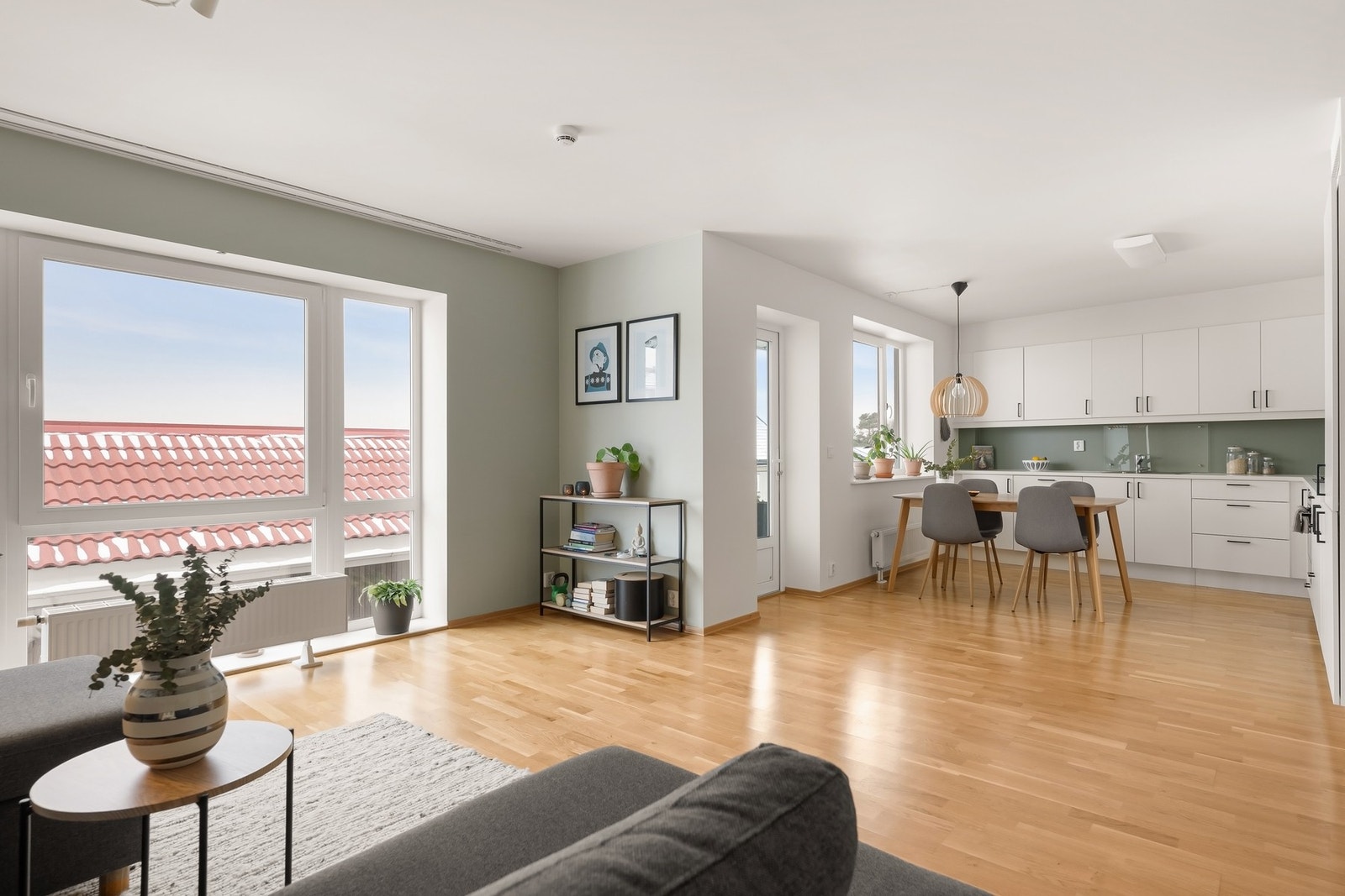 Det er plass sofa, spisebord og tv-møblement Galleribilde