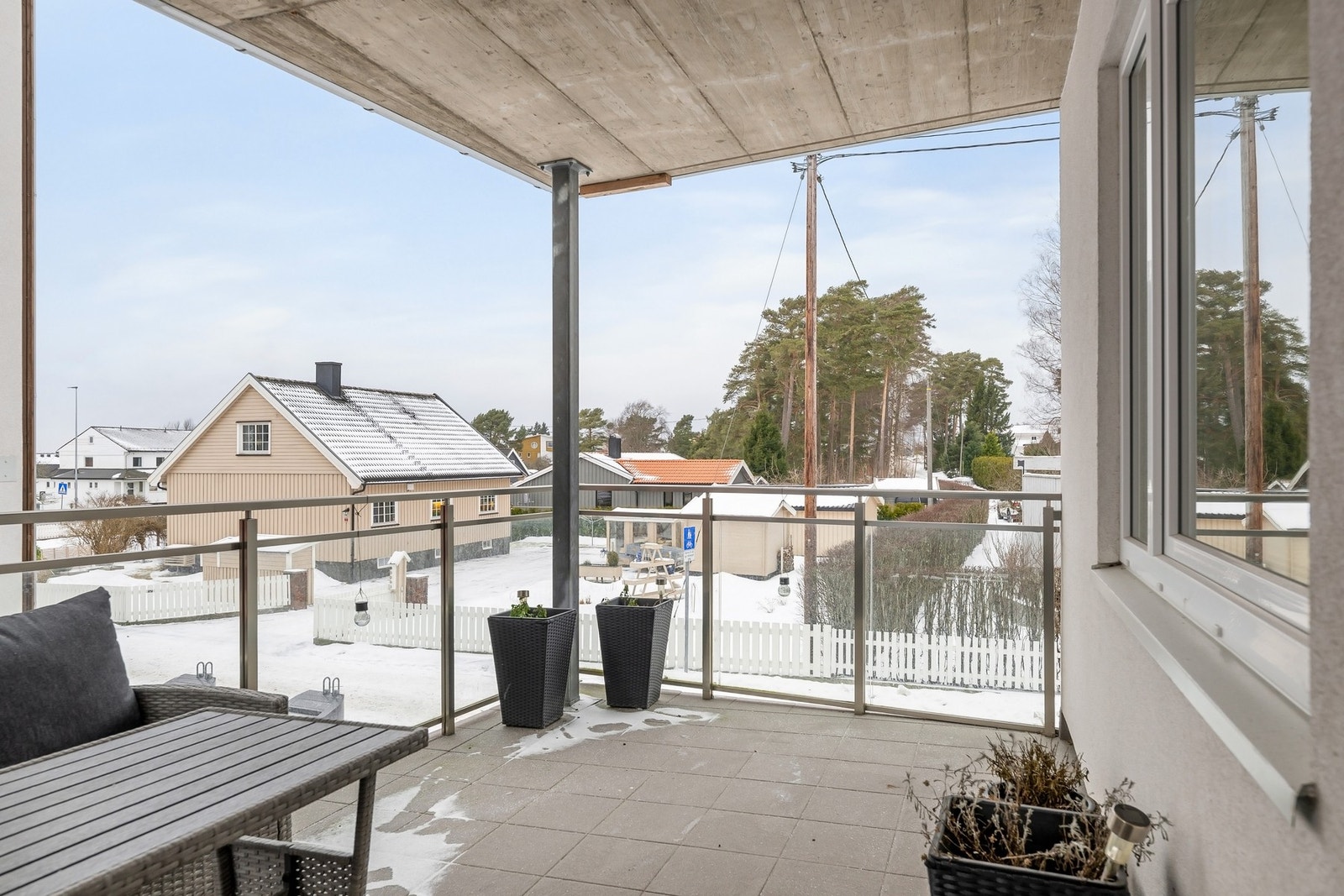 Overbygd, flislagt og vestvendt balkong på 13 kvm Galleribilde