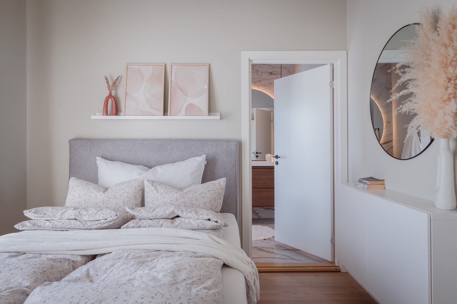 Soverom med direkte adkomst til baderom. Galleribilde